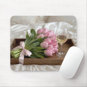 Wein und rosa Tulpen auf Satinlaken Mousepad
