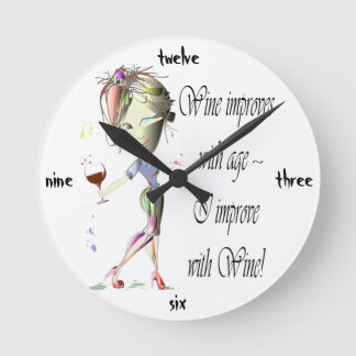 Wein verbessert sich mit Alter, humorvollen Kunstg Runde Wanduhr