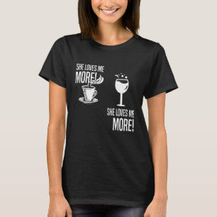 Wein Vs Kaffee sie Liebe mir mehr Weinkaffee Lover T-Shirt