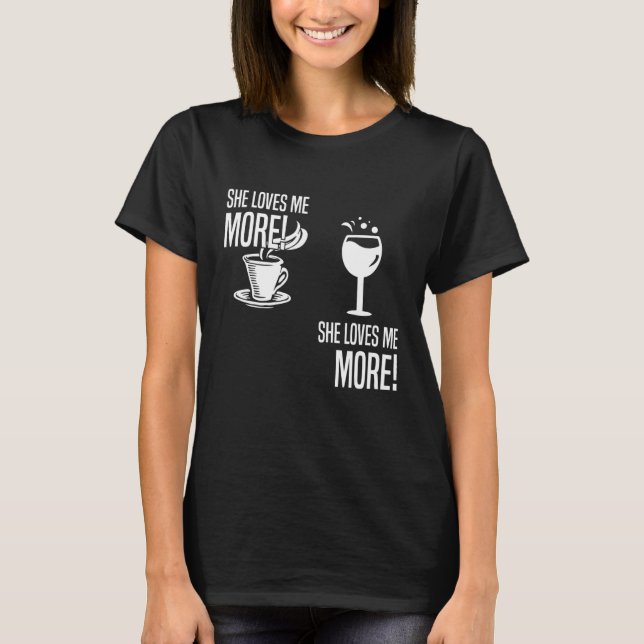 Wein Vs Kaffee sie Liebe mir mehr Weinkaffee Lover T-Shirt (Vorderseite)
