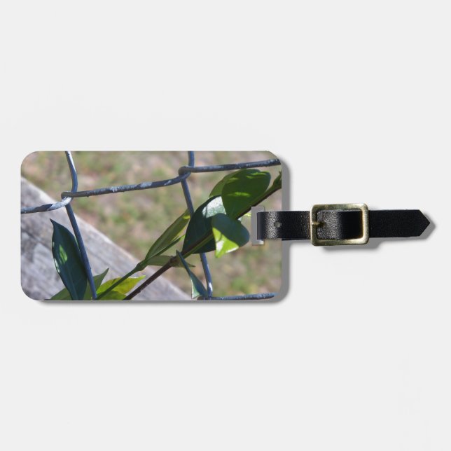 Weine auf einem Kettenzaun finden Leben einen Weg Gepäckanhänger (Vorderseite horizontal)