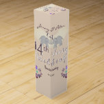 Weingeschenkbox für 14 Jubiläum Weinbox<br><div class="desc">Sie suchen die passende Weinkiste zum 14. Hochzeitstag? Dann sind meine illustrierten Elefanten und Opalen vielleicht genau das Richtige. Wenn es ein Symbol gibt,  das Sie für dieses besondere Geschenk illustriert haben möchten,  kann ich genau das tun. Melde mich einfach und ich komme gleich zurück!</div>