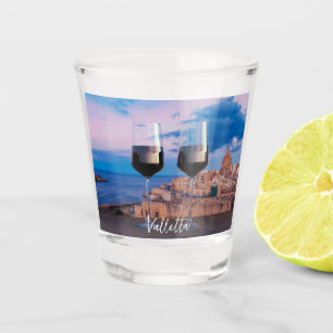 Weingläser mit Blick auf den Sonnenuntergang über  Schnapsglas