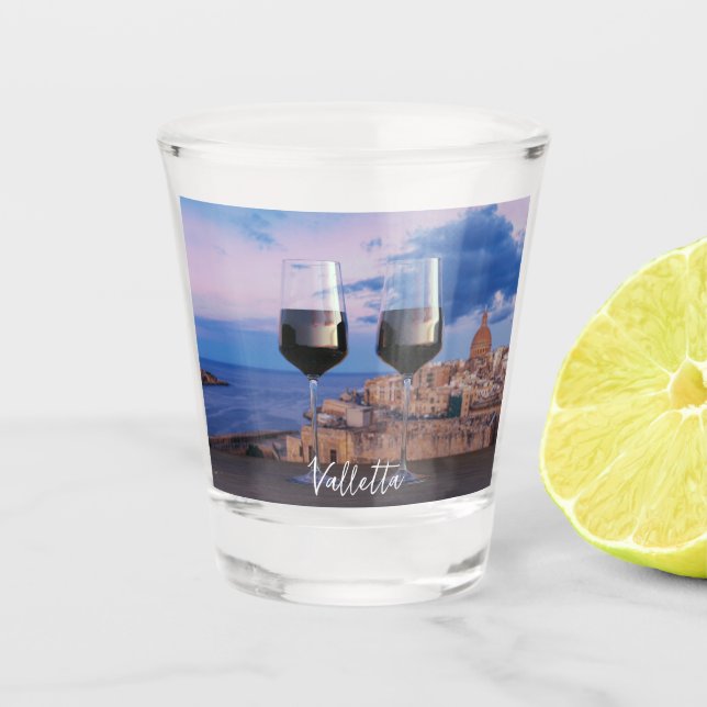 Weingläser mit Blick auf den Sonnenuntergang über  Schnapsglas (Vorderseite)
