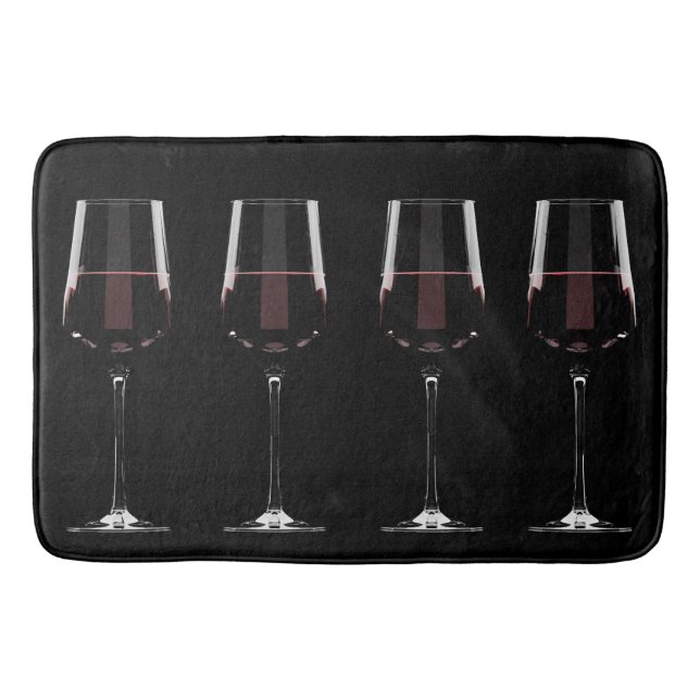 Weingläser mit Rotwein auf schwarz Badematte (Vorderseite)