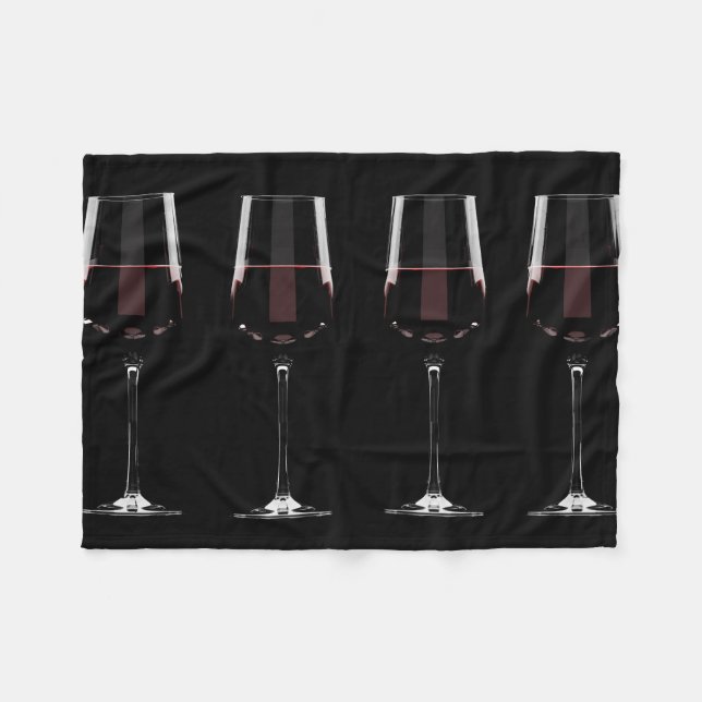 Weingläser mit Rotwein auf schwarz Fleecedecke (Vorderseite (Horizontal))