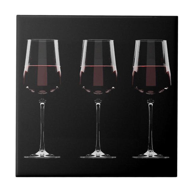 Weingläser mit Rotwein auf schwarz Fliese (Vorderseite)