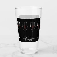 Weingläser mit Rotwein auf schwarz