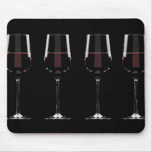 Weingläser mit Rotwein auf schwarz Mousepad