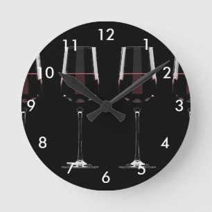 Weingläser mit Rotwein auf schwarz Runde Wanduhr