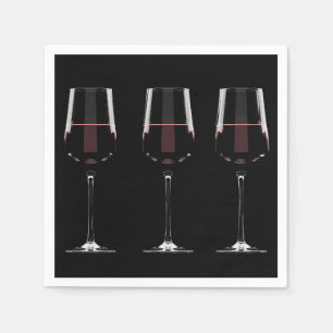 Weingläser mit Rotwein auf schwarz Serviette