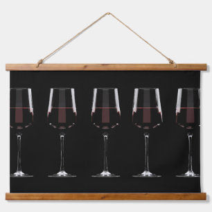 Weingläser mit Rotwein auf schwarz Wandteppich Mit Holzrahmen