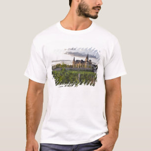 Weingut Gebäude vom Weinberg aus gesehen bei T-Shirt