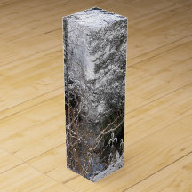 Weinkasten mit Schneebaum