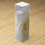 Weinkasten Weißer Rose Weinkasten Persönliche Gold Wein-Geschenkverpackung<br><div class="desc">White Rose Weinkasten Personalisierte White Gold Rose Box Rose Geschenkboxen Schmuckboxen klassische Rose Füchse Hier Personalisierte Blume Geschenke Weinkasten Maßgeschneiderte Rose Mementos für Männer, Frauen, Jungen, Girls Day White Roses Weinkasten Klicken Sie auf "Anpassen", um mehr Text wählen Schriftart und benutzerdefinierte Farben Rosen Rose Wedding Beileid Wine Boxen für endet...</div>