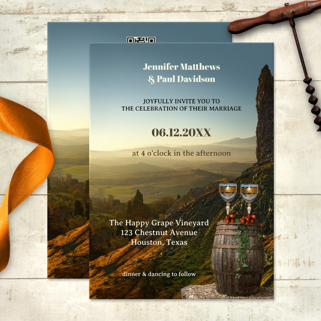 Weinkeller und Weinberge Alles in einer Hochzeit Einladung (All-in-one vineyard wedding invitation featuring two wine glasses with grapes on wine barrel )