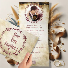 Weinkellerei Deep Burgundy Rote Flora Hochzeit Dreifach Gefaltete Einladung
