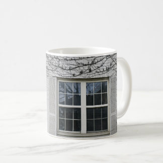Weinrebe um Fenster Kaffeetasse