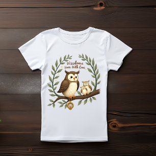 "Weise Oma-Eule – Familiensinn Kunst" T-Shirt