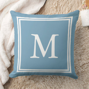 Weiß auf Carolina Blau Doppelrahmen-Monogramm Kissen
