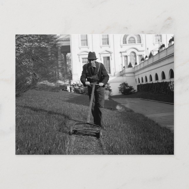 Weiß Haus, grüner Rasen, 1930er Postkarte (Vorderseite)