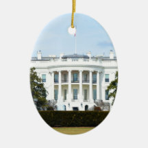 Weiß Haus vom Rasen