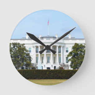 Weiß Haus vom Rasen Runde Wanduhr