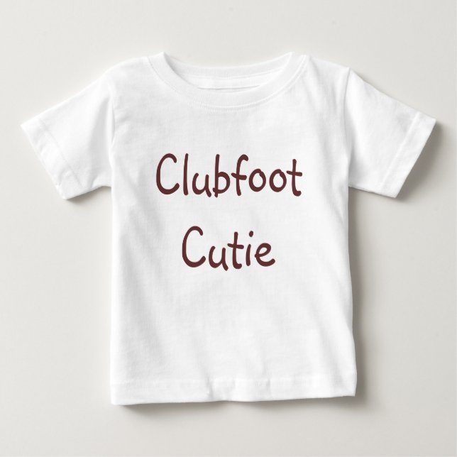 Weiß mit braunen Buchstaben Clubfoo... - Maßgeschn Baby T-shirt (Vorderseite)