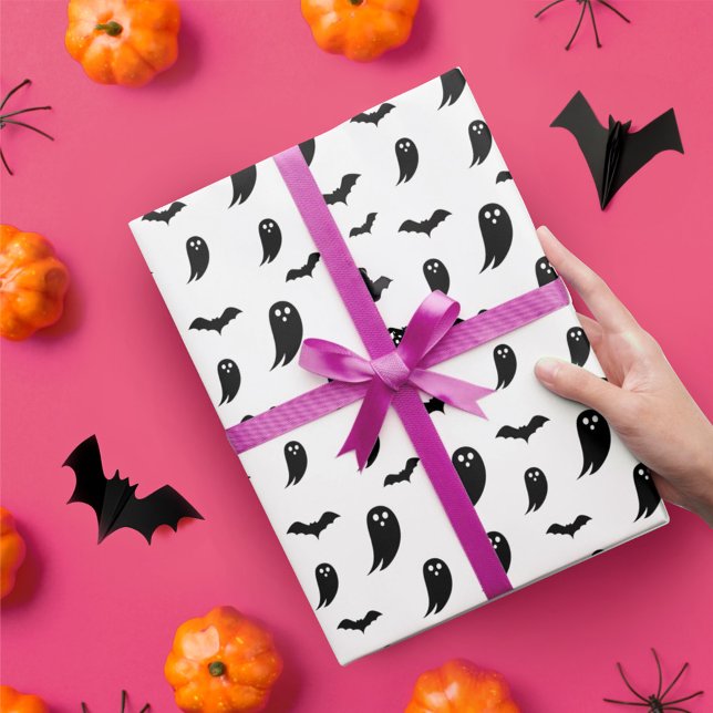 Weiß & Schwarz Halloween Ghost & Bats Muster Geschenkpapier (White & Black Fun Halloween Ghost & Bats Pattern Wrapping Paper)