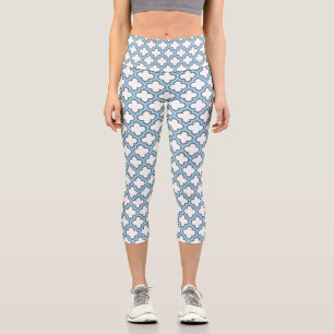 Weiß und Baby Blue Trellis, Gitter, Quatrefolie Capri Leggings