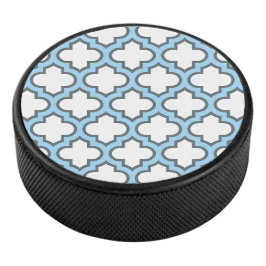 Weiß und Baby Blue Trellis, Gitter, Quatrefolie Eishockey Puck