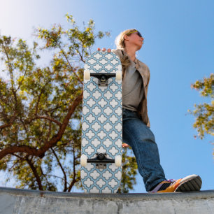 Weiß und Baby Blue Trellis, Gitter, Quatrefolie Skateboard
