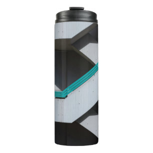 WEISS UND BLAU KONKRETES GEBÄUDE THERMOSBECHER