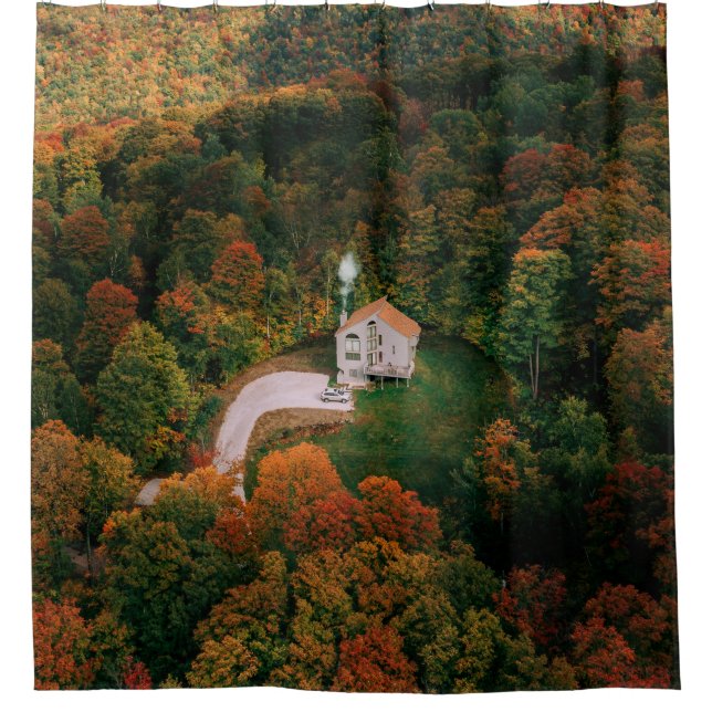 WEISS UND BROWN, UMGEBEN VON BÄUMEN DUSCHVORHANG (Vorderseite)