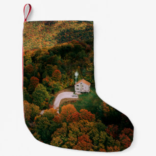 WEISS UND BROWN, UMGEBEN VON BÄUMEN KLEINER WEIHNACHTSSTRUMPF