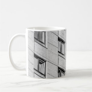 WEISS UND SCHWARZ KONKRETES GEBÄUDE KAFFEETASSE