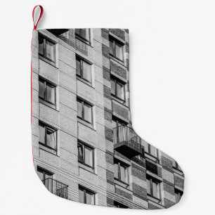 WEISS UND SCHWARZ KONKRETES GEBÄUDE KLEINER WEIHNACHTSSTRUMPF