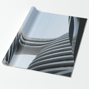 WEISS UND SCHWARZ KONKRETES GEBÄUDE UNTER BLAUEM H GESCHENKPAPIER