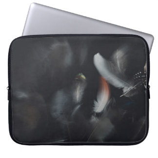 WEISS UND SCHWARZES FEATHER AUF SCHWARZEM HINTERGR LAPTOPSCHUTZHÜLLE