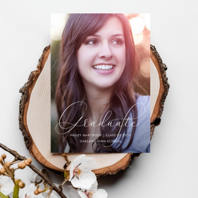 Weiß zur schulischen Foto-Graduation von elegantem Einladung (Von Creator hochgeladen)