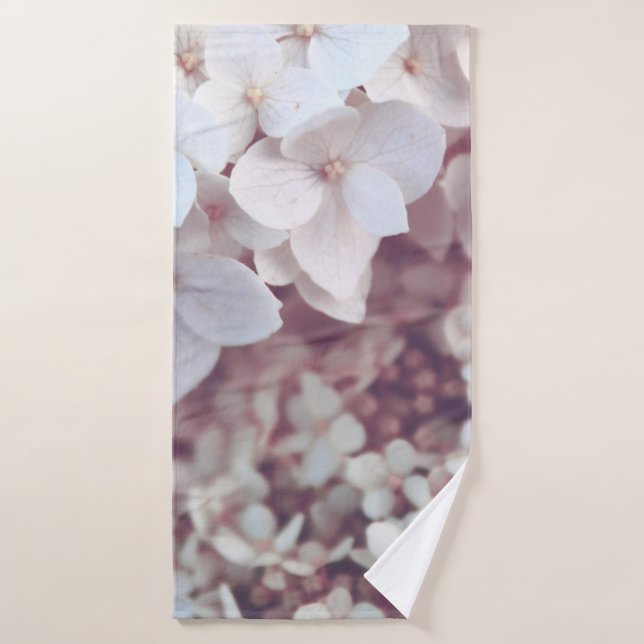 WEIßBLÜTENDE BLUMEN BADEHANDTUCH (Badehandtuch)