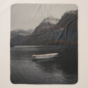 WEISSBOOT AM WASSERKÖRPER IN DER NÄHE DER BERGE SHERPADECKE