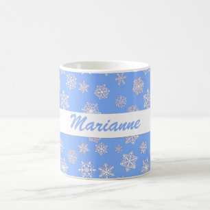 Weiße 3-D-Schneeflocken auf einem Eisblauen Hinter Kaffeetasse