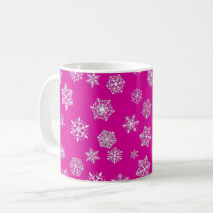 Weiße 3-D-Schneeflocken auf fuchsienrosa Hintergru Kaffeetasse