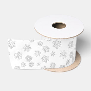 Weiße 3-D-Schneeflocken auf weißem Hintergrund Satinband