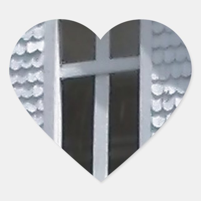 weiße alte Kirche in den Bergen Herz-Aufkleber (Vorderseite)