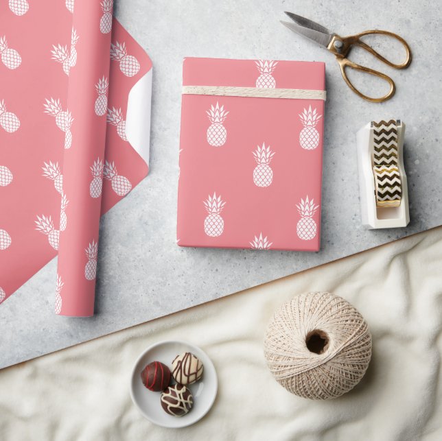 Weiße Ananas auf Korallenrosa Geschenkpapier (Kunsthandwerk)