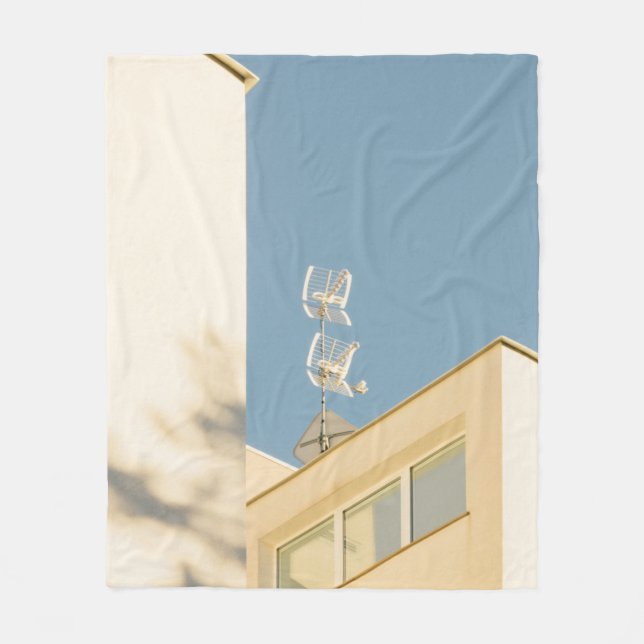 WEIßE ANTENNE AUF GEBÄUDE FLEECEDECKE (Vorderseite)
