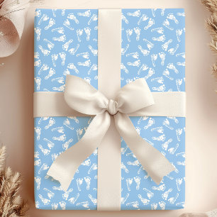 Weiße Babyfüße auf blauem Hintergrund zur Babypart Geschenkpapier