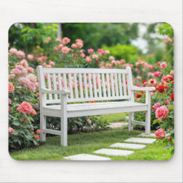 Weiße Bank im Sommer Rose Garten Mousepad